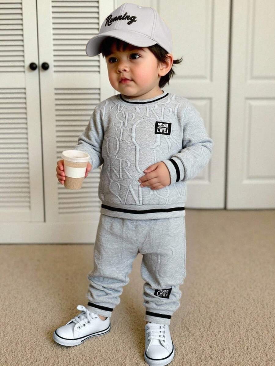 SHEIN Playful Pals 2 件套男婴休闲字母针织提花饰边罗纹圆领长袖运动衫和松紧腰裤套装，适合外出、休闲装、旅行，6 个月至 3 岁秋冬