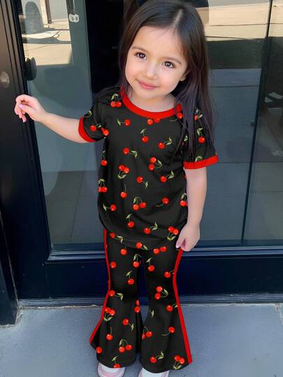 2 件套年轻女孩休闲经典可爱草莓印花卡通图案圆领短袖上衣和喇叭裤，适合夏季、秋冬