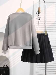 SHEIN 2 件女孩甜美酷炫风格套装，圆领蝴蝶结装饰运动衫和高腰百褶裙，适合上学、休闲外出、聚会 - 灰色 - 查看 2