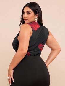 SHEIN BAE Mono elegante sin mangas con pliegues, estampado floral rojo y negro, adecuado para Navidad y Halloween, tallas grandes para mujeres