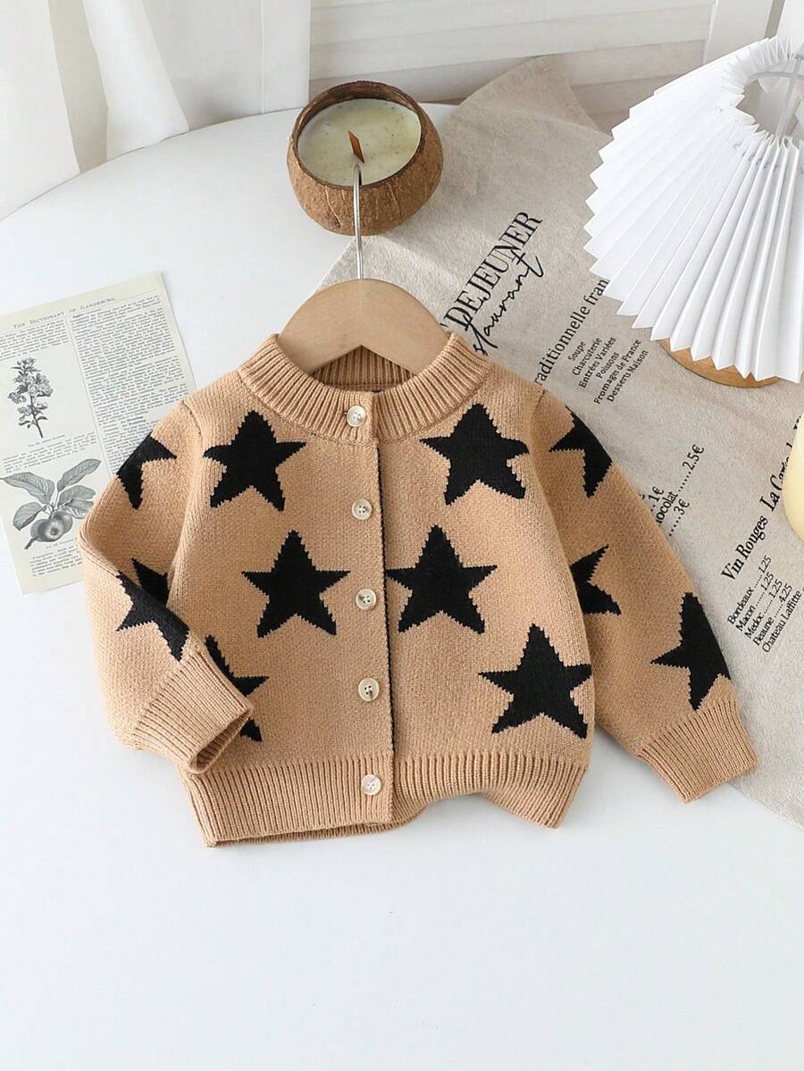 男宝宝开衫，圆领长袖针织毛衣外套，适合秋冬季，卡其色，黑色，提花星星图案，拼色设计，百搭，时尚，休闲，适合日常穿着，居家，户外，旅行