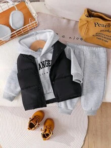 SHEIN Playful Pals 3 件套男婴休闲运动风格字母印花长袖连帽衫、裤子和背心夹克套装，适合日常穿着和户外活动，秋冬季