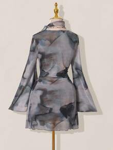 SHEIN ICON Vestido mini de mujer con cuello drapeado, mangas acampanadas y estampado de teñido anudado de mármol - Gris - Ver 8