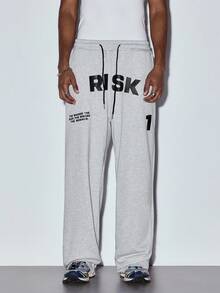 MODCRASH Herren Streetstyle Textgrafik Locker geschnittene gerade Jogginghose, Emo Frühling bis Sommer, Retro Amerikanisch, Unisex, Relaxed Fit Sommeroutfits - Geeignet für den täglichen Gebrauch und Sommerferienoutfits. - Hellgrau - Übersicht 3