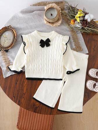 SHEIN Vintaside Kids Ensemble 2 pièces pull et pantalon large en tricot pour bébé fille, pull ras du cou à manches longues avec nœud décoratif et pantalon évasé, à la mode et élégant, idéal pour l'automne et l'hiver, polyvalent pour un usage quotidien, à la maison, en plein air, en voyage, à l'école, tenues tricotées pour bébé fille, ensemble pull deux pièces pour bébé fille, tenues d'hiver pour petite fille, ensemble pull bébé avec nœud, tenue pull bébé en tricot torsadé