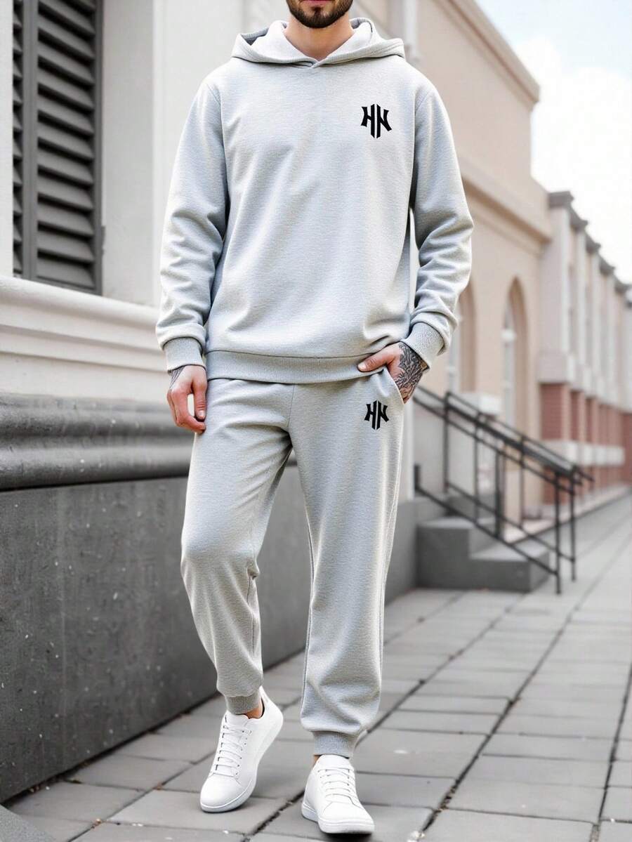 Manfinity Homme 男士休闲成熟简约字母与图案印花连帽衫和运动裤套装，浅灰色，秋冬装 - 灰色 - 查看 1