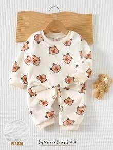 Cozy Pixies 2 件婴幼儿水豚和熊图案针织柔软圆领长袖运动衫和松紧腰厚裤套装，秋冬保暖室内服装 - 彩色 - 查看 4