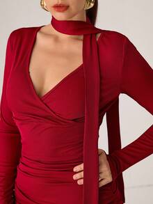 Modelyn Abito aderente mini a maniche lunghe con scollo a V sexy, arricciatura in vita, adatto per uscite, feste serali e gala, colore rosso autunnale - Bordò - Visualizzare 6