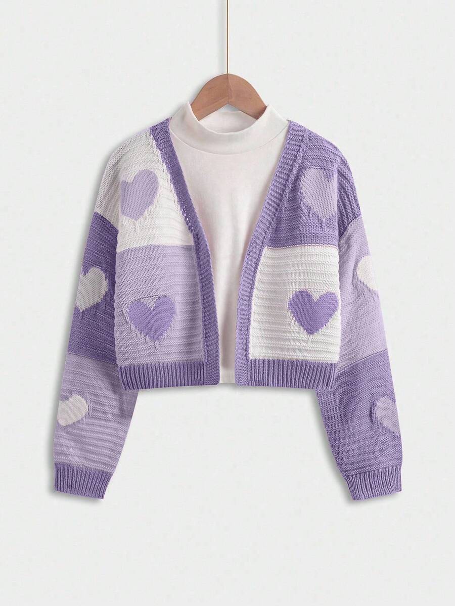 Sparklyn 这款少女针织开衫采用粉色和紫色相间的爱心图案撞色设计，展现甜美可爱的风格。专为少女设计，常规长袖，厚度适中，是春秋两季的理想之选。作为一款针织开衫，它是日常休闲穿搭的首选，满足简约清爽的日常着装需求。秋冬季亦可穿着。 - 彩色 - 查看 1