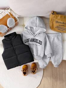 SHEIN Playful Pals 3 件套男婴休闲运动风格字母印花长袖连帽衫、裤子和背心夹克套装，适合日常穿着和户外活动，秋冬季