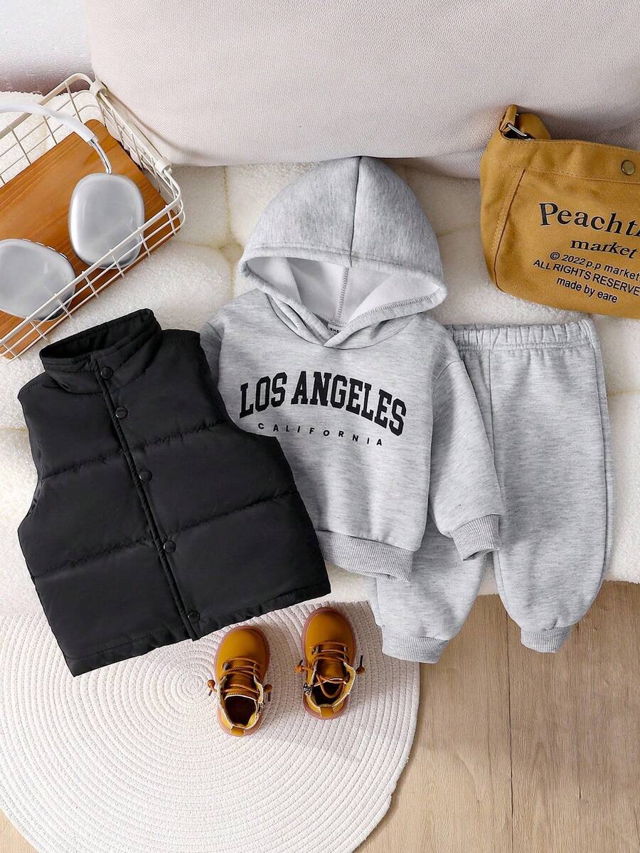 SHEIN Playful Pals 3 件套男婴休闲运动风格字母印花长袖连帽衫、裤子和背心夹克套装，适合日常穿着和户外活动，秋冬季