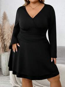 SHEIN CURVE+ Vestido casual negro de manga larga con cuello en V para mujer de talla grande, vestido de graduación - Negro - Ver 4