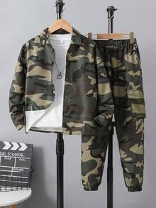 SHEIN 2 件套年轻男童休闲迷彩印花短袖衬衫和慢跑裤套装，F 领，适合日常穿着、度假和运动，适合所有季节迷彩套装 - 軍綠色 - 查看 1