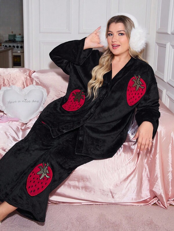 SweetSlumber 大码甜美ins风草莓刺绣印花纽扣V领上衣和裤子舒适柔软毛绒睡衣套装，甜美ins风，冬季服装，蓬松柔软