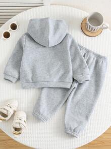 SHEIN 2 件套男童/女童休闲运动字母图案口袋连帽衫和松紧腰裤套装，适合秋冬季 - 淺灰色 - 查看 2