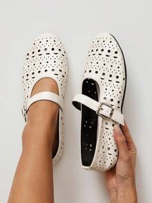 Solezae Bailarinas planas de estilo Mary Jane para mujer con diseño calado