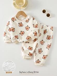 Cozy Pixies 2 件婴幼儿水豚和熊图案针织柔软圆领长袖运动衫和松紧腰厚裤套装，秋冬保暖室内服装 - 彩色 - 查看 1