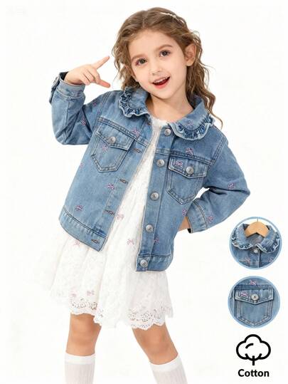 SHEIN 少女牛仔外套，复古甜美可爱休闲学院风度假推荐，浅蓝色水洗牛仔面料，搭配粉色蝴蝶结刺绣，活泼俏皮；荷叶边领口甜美可爱；前袋翻盖设计休闲简约；宽松版型，穿着舒适，适合约会、居家日常穿着，秋冬季皆宜。