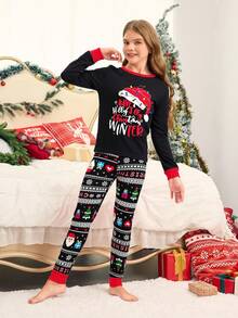 女孩舒适睡衣套装，黑色上衣搭配对比红色，正面印有圣诞祝福和圣诞帽元素，黑色下装带有像素风格的圣诞老人和礼物图案，采用弹性丝滑面料制成，适合温馨的圣诞家庭时光 - 黑色 - 查看 4