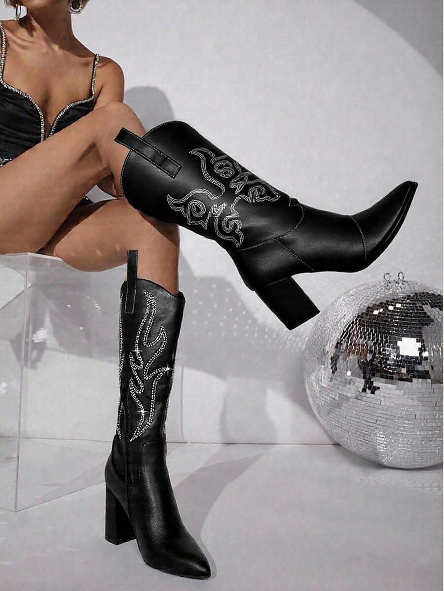 Bota Western para Mujer en Latte y Negro, Tacón Grueso, Punta Fina, Bordado Decorativo, Caña Alta y Cierre Lateral, Estilo Vaquero Moderno para Looks Fashion y Urbanos - Negro - Ver 1