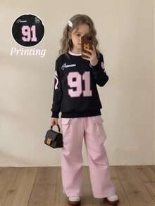 Tween Girls Spring/Autumn Casual Sweatsuit, Retro American Style Pink Numeric & English Letter Bow Print Knit Fabric Crew Neck Long Sleeve Sweatshirt Paired With Solid Pink Woven Fabric Fashionable Cargo Pants 2 Pieces Set, Suitable For Back To School, Daily Casual, Outdoor, Travel, Photography, Y2K Street Style Fall Winter