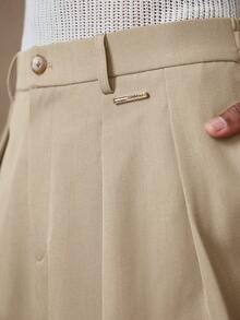 AKNOTIC X Nawaf Alabid Pantalones cortos de hombre con bolsillos en diagonal y pliegues - Albaricoque - Ver 4