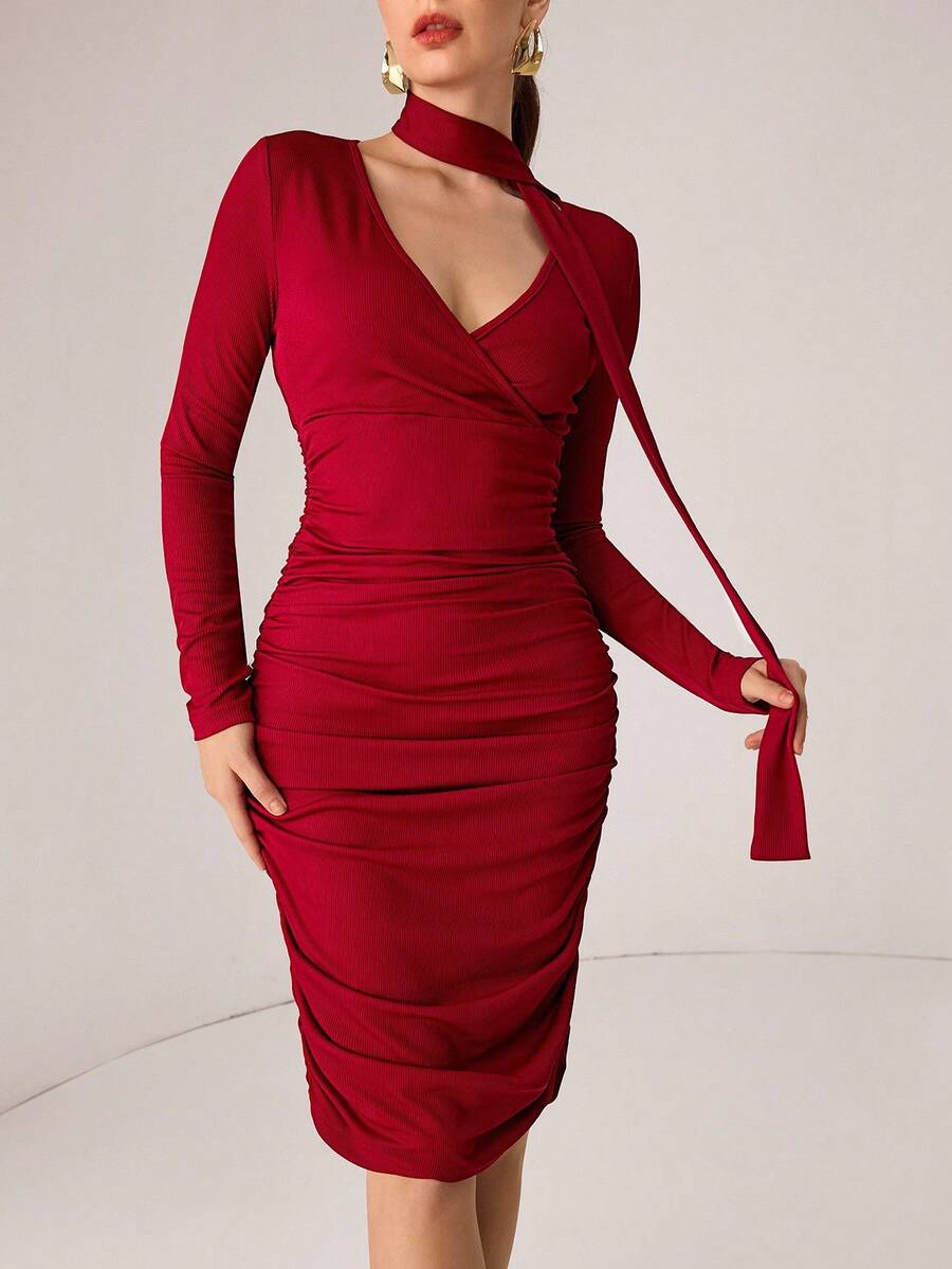 Modelyn Abito aderente mini a maniche lunghe con scollo a V sexy, arricciatura in vita, adatto per uscite, feste serali e gala, colore rosso autunnale - Bordò - Visualizzare 1