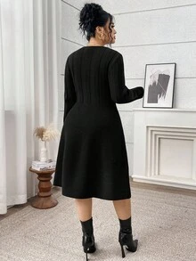 Modelyn 秋季大码女式纯色V领长袖纽扣设计休闲针织连衣裙 - 黑色 - 查看 2