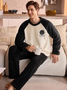 Manfinity Underwear&Sleepwear Basics 2 piezas Conjunto de pijama de felpa esponjosa para hombres, conjunto de ropa de dormir suave y cómoda de corte holgado, ropa de otoño e invierno, acogedor - Multicolor - Ver 1