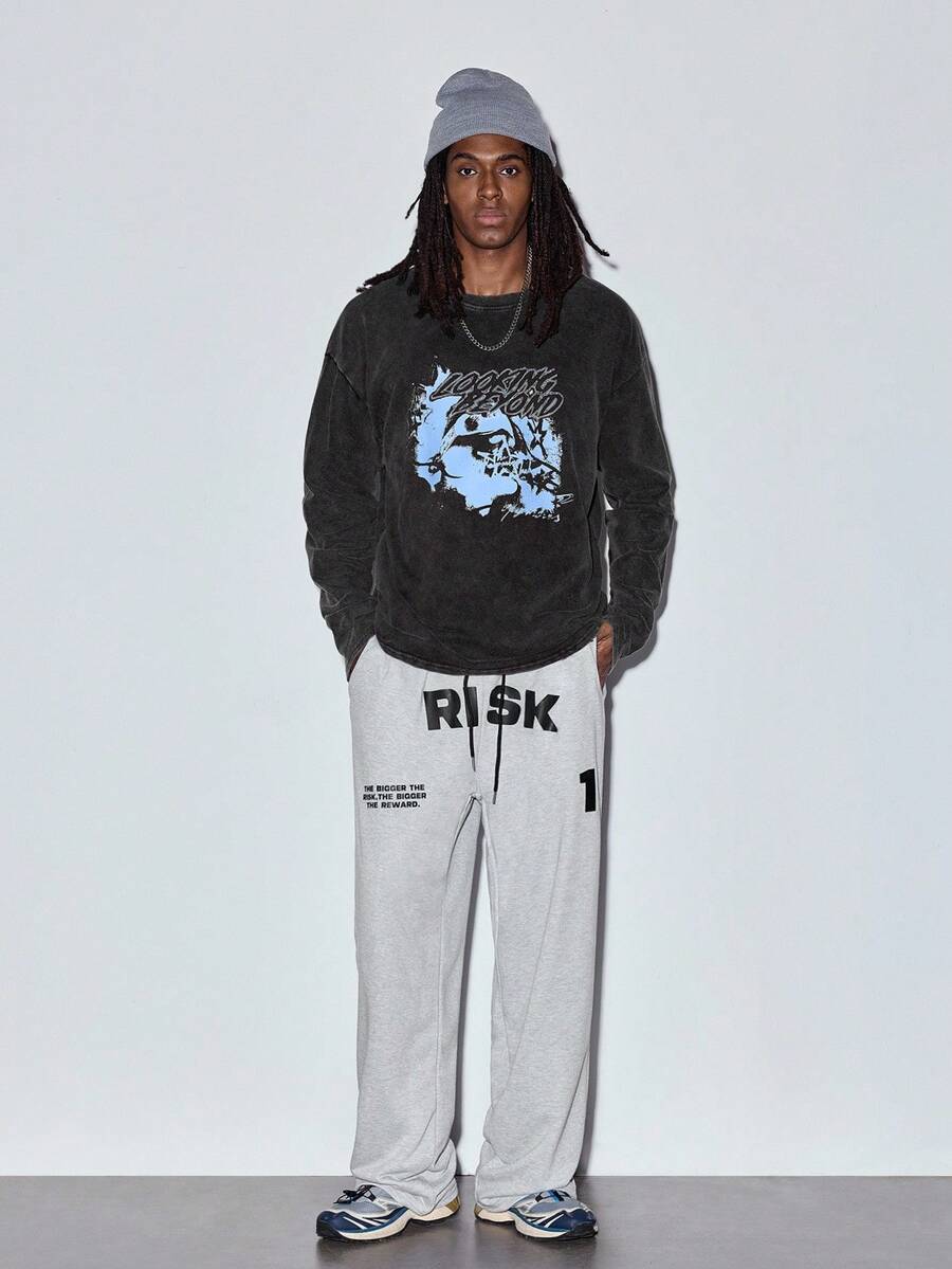 MODCRASH Herren Streetstyle Textgrafik Locker geschnittene gerade Jogginghose, Emo Frühling bis Sommer, Retro Amerikanisch, Unisex, Relaxed Fit Sommeroutfits - Geeignet für den täglichen Gebrauch und Sommerferienoutfits. - Hellgrau - Übersicht 1