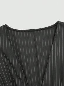 SHEIN Sweetro 前系带深 V 开衩喇叭袖收腰合身棕色和白色条纹休闲、日常、通勤、约会之夜优雅宽松衬衫上衣，加大码 - 深灰色 - 查看 3