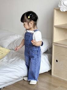 SHEIN 女婴 3D 蝴蝶结装饰蓝色牛仔背带裤、女童春夏休闲度假乡村波西米亚风服饰、女童沙滩装、女童西部街头装、春假装、狂欢装节日牛仔背带裤、女童度假装 - 深色水洗藍 - 查看 2