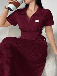 Modelyn 大码女式 Polo 领纹理面料收腰字母印花休闲短袖连衣裙 - 酒紅色 - 查看 4