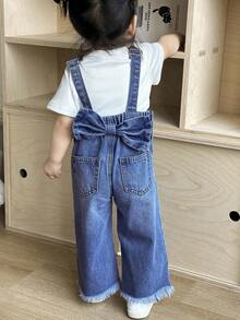 SHEIN 女婴 3D 蝴蝶结装饰蓝色牛仔背带裤、女童春夏休闲度假乡村波西米亚风服饰、女童沙滩装、女童西部街头装、春假装、狂欢装节日牛仔背带裤、女童度假装 - 深色水洗藍 - 查看 3