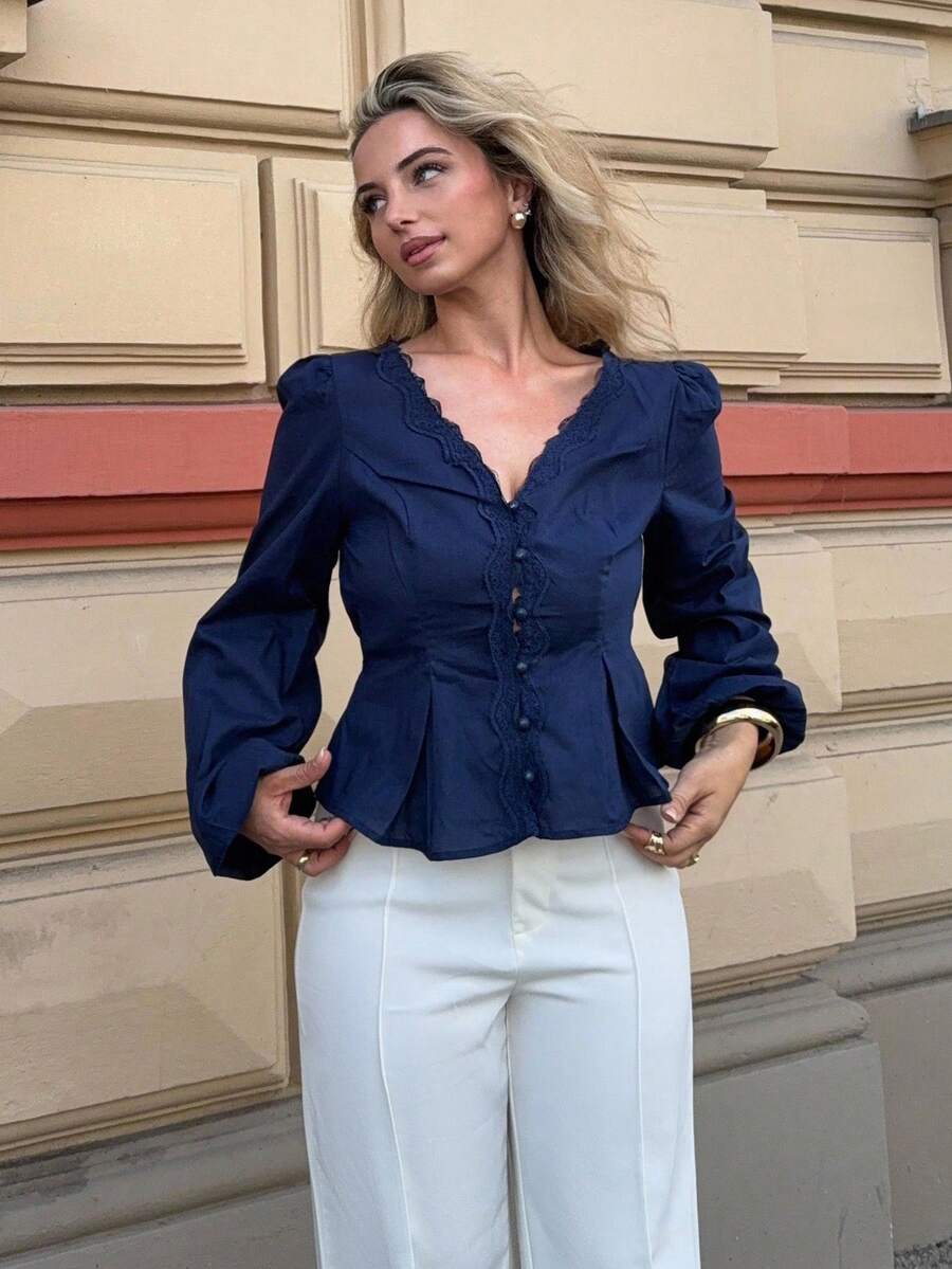 Jeta Ari 棉质优雅蕾丝花边腰部纽扣细节衬衫，长袖衬衫，腰部衬衫，蕾丝上衣，蕾丝衬衫，棉质衬衫，优雅腰部细节，适合日常工作外出轻松时尚必备品，FW24，秋季女装 - 藏蓝色 - 查看 1