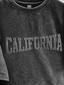 Manfinity Joysei 标准版型男士简约 3D 加州字母压纹图案黑色 T 恤，休闲百搭