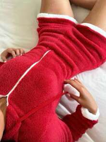 Lowkey Lull 圣诞风毛绒连帽连体衣，圣诞绒球装饰拉链连体衣，俏皮女孩，休闲年轻风，撞色设计，圣诞家庭聚会，情侣装，女士家居服，蓬松柔软，舒适保暖 - 紅色 - 查看 6