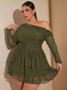 SHEIN BAE 大码优雅甜美性感女式黑色网眼不对称斜肩长袖荷叶边下摆迷你连衣裙，仙女核心连衣裙，适合情人节、夏季、生日、大码正式派对 - 軍綠色 - 查看 1