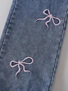 SHEIN 年轻女孩休闲可爱复古浅蓝色破洞牛仔裤，粉色蝴蝶结刺绣，宽松直筒版型，面料柔软舒适，时尚街头服饰 - 深色水洗藍 - 查看 4