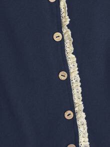 Everyssa Áo thun nữ tay ngắn, cài khuy đơn, họa tiết chắp vá, viền bèo nhún mùa hè - Màu xanh hải quân - Xem 5