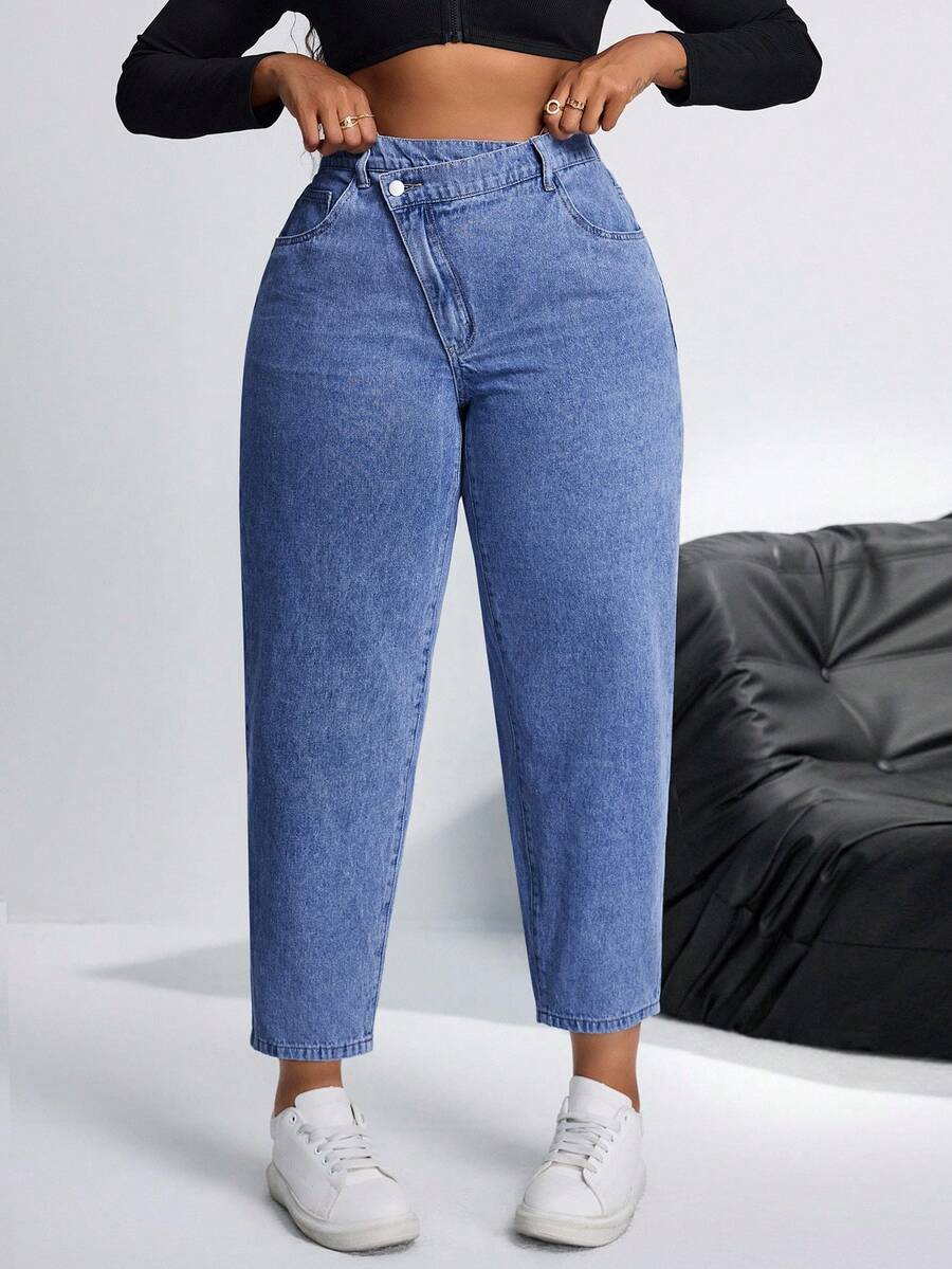 SHEIN Tall CURVE 大码女式不对称腰部口袋休闲锥形牛仔裤 - 藍色 - 查看 1