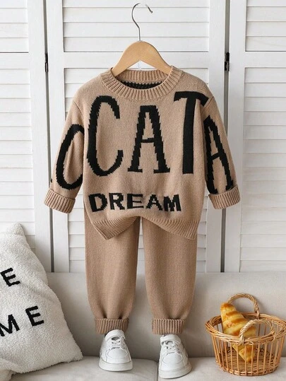 SHEIN Playful Pals 2 st/set småbarnspojkar moderiktigt avslappnat stickat tröjset, svart bokstavsjacquardmönster rund halsringning bekväm tröja i kombination med avslappnade byxor, mjuk textur, skrynkelresistent, lämplig för vår och höst