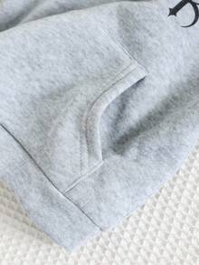 SHEIN 2 件套男童/女童休闲运动字母图案口袋连帽衫和松紧腰裤套装，适合秋冬季 - 淺灰色 - 查看 4