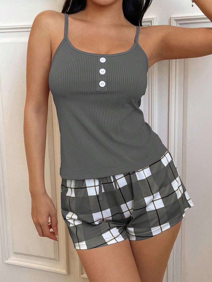 SHEIN مجموعة بيجامة مكونة من 2 قطعة: توب كاجوال محبوك بلون سادة وشورت مطبوع بنقشة مربعات