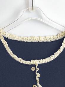 Everyssa Áo thun nữ tay ngắn, cài khuy đơn, họa tiết chắp vá, viền bèo nhún mùa hè - Màu xanh hải quân - Xem 4