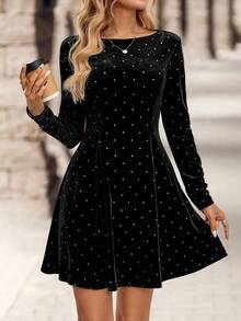 EMERY ROSE Große Größen Damen Schwarzes Samt Kleid mit Strass Verzierung am Rundhalsausschnitt