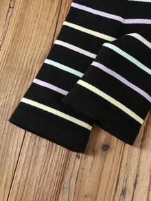 SHEIN 女婴针织毛衣和条纹裤两件套，优雅时尚，舒适耐穿，适合秋冬季节，休闲、居家、户外和旅行皆宜。女婴针织套装，女婴毛衣套装，女婴花朵套装，女婴冬季两件套针织套装。 - 黑色 - 查看 3