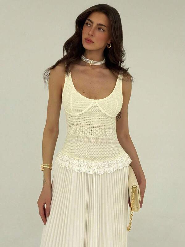 Aloruh فستان أبيض جديد منسدل بتصميم مبطن مرن وهيرنجبون جذاب ذو قص منخفض، مزين بالكشكشة والتطريز الدانتيل