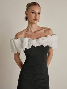 COSMINA 女式撞色露肩荷叶边修身开衩连衣裙 - 黑與白 - 查看 4