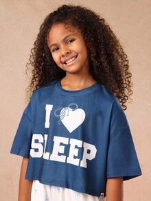 Bộ đồ ngủ thoải mái SUMWON dành cho bé gái với áo croptop màu xanh navy in hình "I Love Sleep" và quần ống rộng màu trắng có nơ. Bộ đồ ngủ thích hợp cho cả mặc thường ngày và đi nghỉ mát. - Màu xanh hải quân - Xem 5